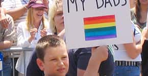 Casal gay conquista direito a licença trabalho depois de adotar quatro crianças
