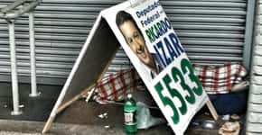 Cavaletes de propaganda eleitoral viram casa para moradores de rua em São Paulo