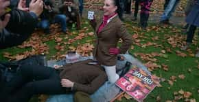 Manifestantes realizam “face-sitting” em frente ao Parlamento inglês em protesto contra lei que regula pornografia