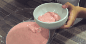 Aprenda a fazer uma mousse de morango em apenas três passos