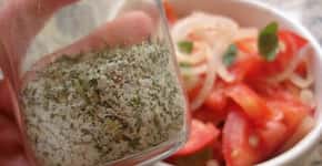 Como fazer sal de ervas para saborear a comida com menos sódio