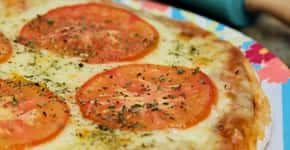 Pizza fácil: massa feita com 2 ingredientes e pronta em 20 minutos