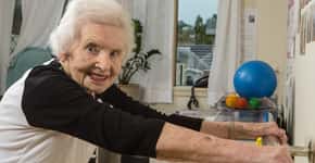 Australiana de 102 anos faz 100 agachamentos por ONG