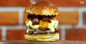 Aprenda a fazer um hambúguer de bacon com molho barbecue