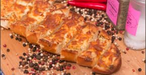 Crocante por fora e macio por dentro: aprenda a fazer pão de alho com crosta de queijo