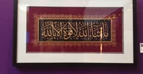 Confira fotos e vídeo de exposição de caligrafia árabe gratuita em Dubai
