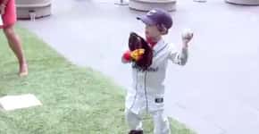 Garoto de 5 anos com prótese do “Homem de Ferro” faz lançamento em jogo de beisebol