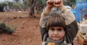 Saiba o que está por trás da foto da criança síria que ‘se rende’