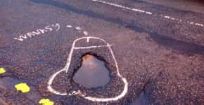 Em protesto, artista desenha pênis em buracos no asfalto
