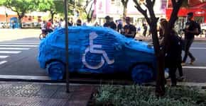 Carro em vaga para pessoas com deficiência é coberto de papéis autocolantes
