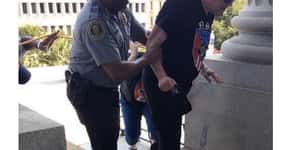 Foto de policial ajudando manifestante racista viraliza nas redes sociais