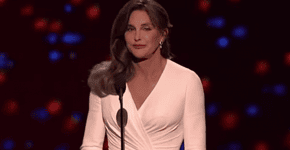 Caitlyn Jenner recebe premiação por sua coragem e arrasa no discurso