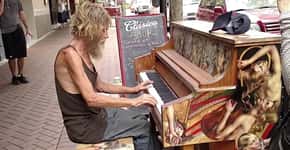 Morador de rua emociona público ao tocar piano; veja vídeo