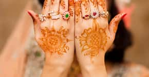 A tradição das tatuagens Mehndi feitas de henna