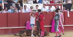 Após ouvir touro chorando, ativista invade tourada na Espanha