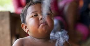 Imagens mostram como está o bebê fumante da Indonésia