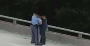 Policial convence homem de não pular da ponte e ganha abraço