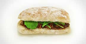 Faça um sanduíche de frango no molho barbecue aproveitando alimentos da sua geladeira