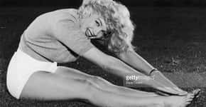 Série fotográfica mostra Marilyn Monroe praticando ioga