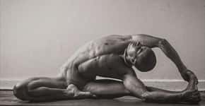 Corpos nus em posições de ioga fazem sucesso nas redes sociais