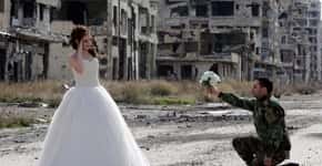 Jovens fazem fotos de casamento em área devastada pela guerra na Síria