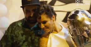 [Vídeo] Casal se casa na calçada de um boteco em São Paulo