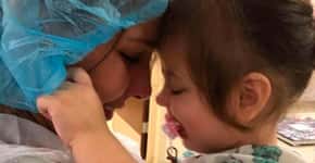 Após cirurgia, menina de 2 anos enxerga a mãe pela 1ª vez