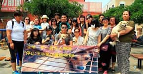 Ativistas protestam contra festival de carne de cachorro na China