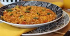 Vegetariano e cheio de sabor: risoto de tomate com manjericão
