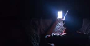 Olhar smartphone no escuro pode causar cegueira