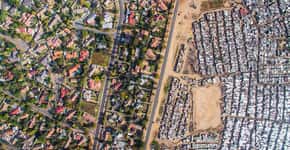 Fotos revelam pobres e ricos divididos por apenas uma linha de terra na África do Sul