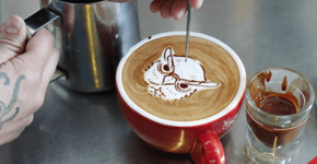 A técnica que transforma cafés em verdadeiras obras de arte
