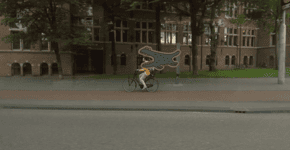 Jogo de engolir cabeças de pedestres chega aos ônibus de Amsterdã