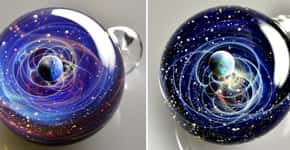 Esferas de vidro formam universos na arte de Satoshi Tomizu