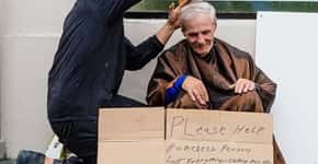 Hair stylist corta cabelo de moradores de rua na faixa em NY