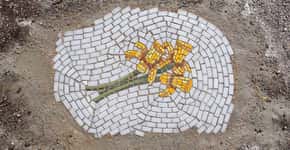 Artista usa flores para tapar e denunciar buracos na cidade