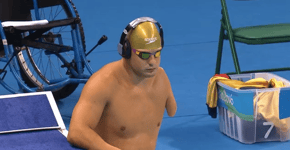 Nadador escutava banda brasileira e quase nadou com o fone