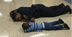 Policial deita no chão ao lado de menino e explicação viraliza