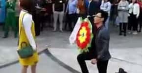 Chinês faz pedido de casamento com flores de funeral e se dá mal