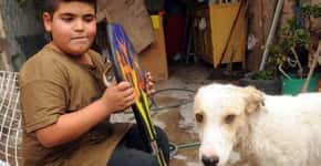 Garoto argentino vende skate para pagar tratamento de cão de rua