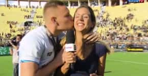 Jornalista é surpreendida com beijo durante gravação; veja