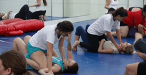 Mulheres recebem treinamento gratuito de defesa pessoal