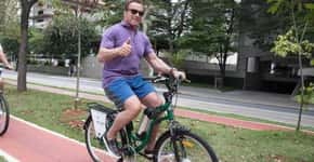 Flagra: Arnold Schwarzenegger anda de bike nas ciclovias de SP