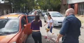 Mulher é repreendida por motoristas ao tentar abandonar cão