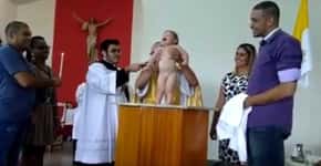 Bebê faz a alegria de convidados em batismo com reações hilárias