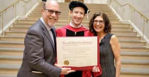 Mark Zuckerberg posta foto com seu diploma de Harvard