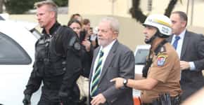 Policial que escoltou Lula ganha internet e é comparado a famosos