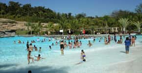 Parque aquático em GO realiza a maior aula de natação do mundo