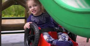 Para filha paraplégica brincar, pai constrói cadeira de rodas