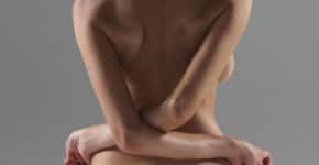 Nudez revela músculos trabalhando em diferentes posições de yoga